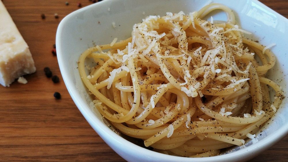 Cacio e Pepe vs. Carbonara: The Roman Emulsion Clash